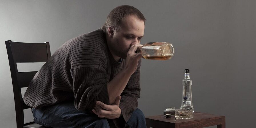 un homme qui boit de l'alcool comment arrêter