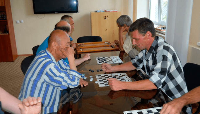 jeu de dames pour détourner l'attention de la dépendance à la bière